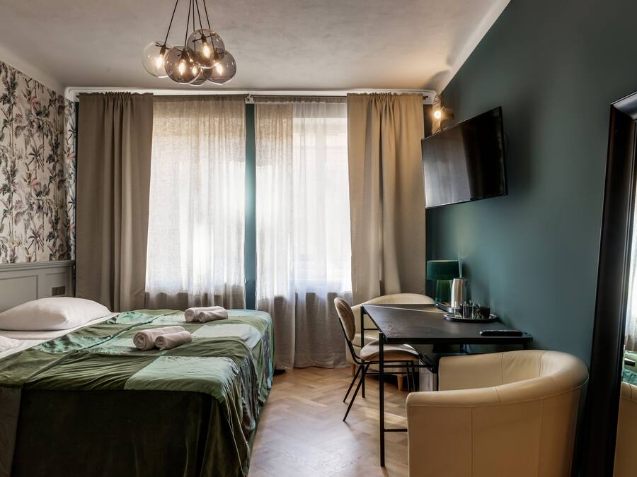 Hypo-allergenic bedding, minibar, in-room safe, desk