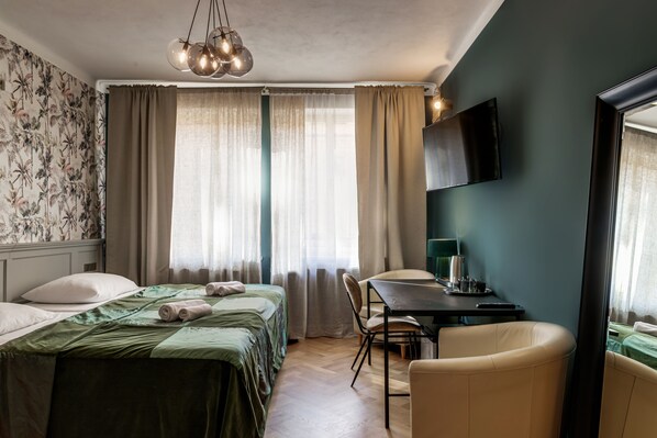 标准三人房 | 防过敏的被褥、迷你吧、客房内保险箱、办公桌