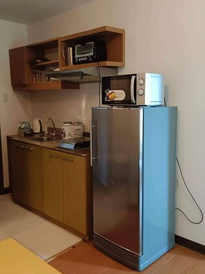 Fridge, microwave, stovetop, coffee/tea maker - 2Bd Family retreat in Tagaytay (Tagaytay)