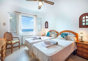 5 bedrooms, iron/ironing board, WiFi, bed sheets