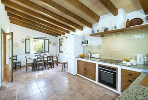 Een koelkast, een microgolfoven, een oven, een vaatwasser