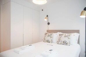 2 bedrooms, desk, iron/ironing board, WiFi