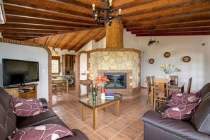 Fernseher, Kamin, DVD-Player