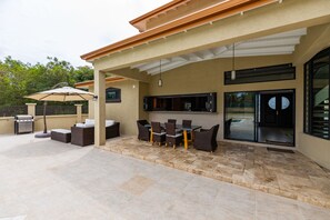 Outdoor dining - VILLA BELLE (St.George's)