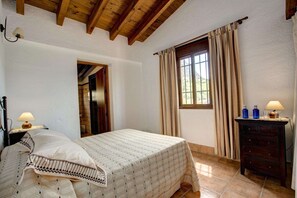 4 habitaciones, tabla de planchar con plancha, wifi y ropa de cama 