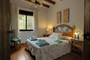3 chambres, fer et planche à repasser, Wi-Fi, draps fournis