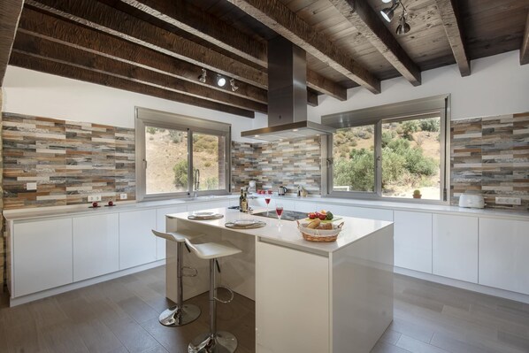 Køleskab, mikrobølgeovn, opvaskemaskine, kaffe-/temaskine