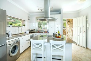 Køleskab, mikrobølgeovn, opvaskemaskine, kaffe-/temaskine