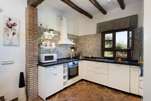 Microwave, oven, dishwasher, coffee/tea maker