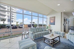 Smart-TV, DVD-Player, Tischtennisplatte