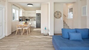Een modern appartement met een keuken, eethoek en woonkamer.