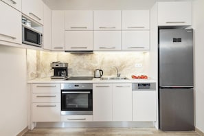 Kjøleskap, mikrobølgeovn, ovn og oppvaskmaskin