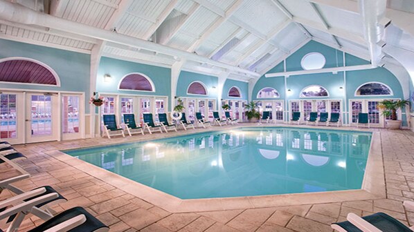 Una piscina cubierta, una piscina al aire libre