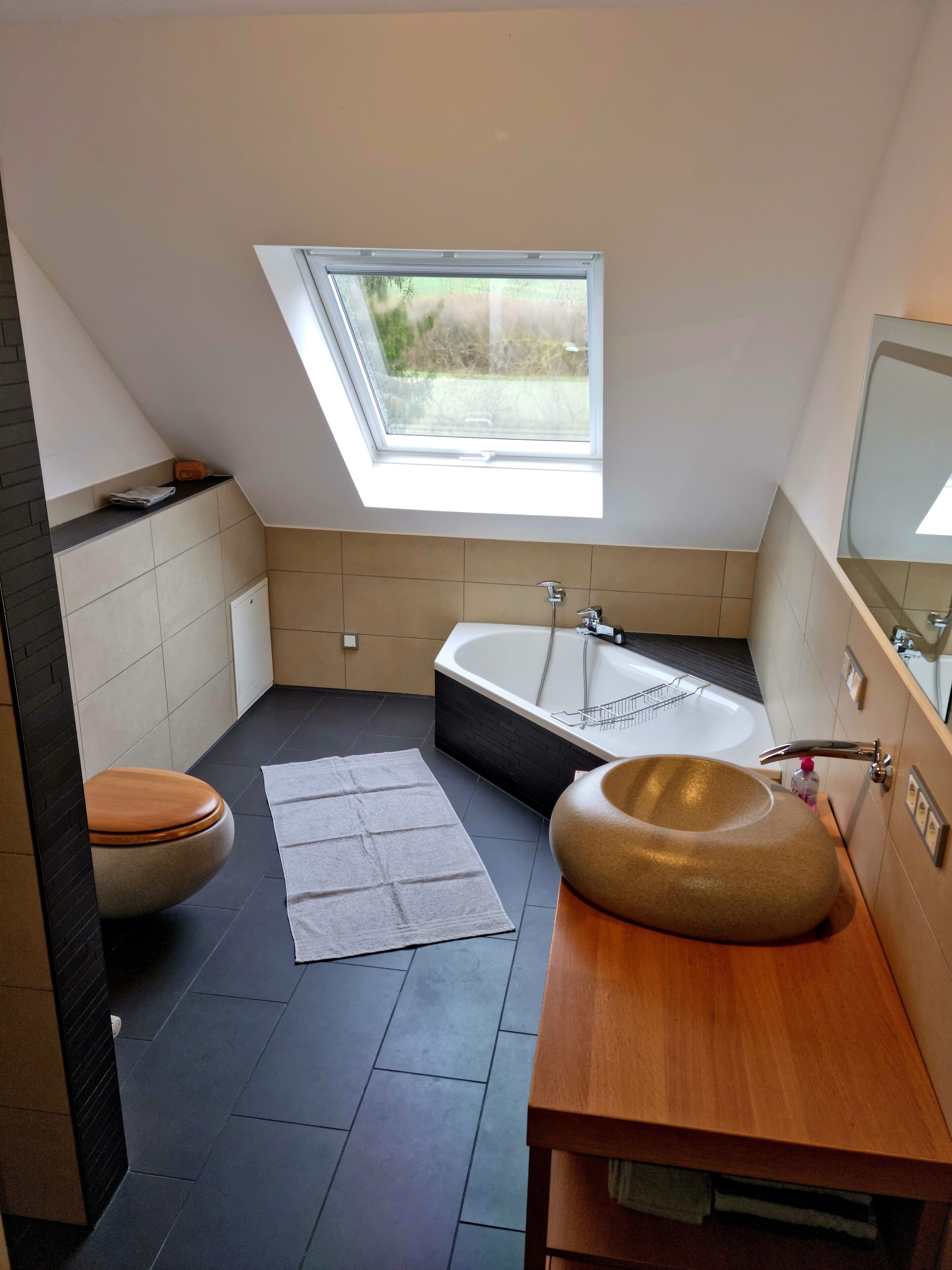Douche, sèche-cheveux, bidet, serviettes fournies