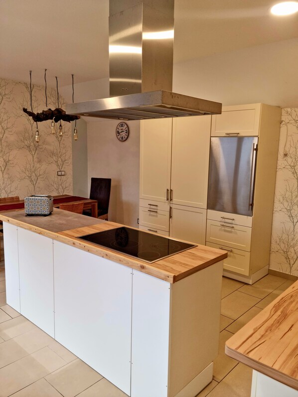 Réfrigérateur, four, plaque de cuisson, lave-vaisselle