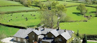 Ty r Efail - Three Bedroom Cottage, Sleeps 8