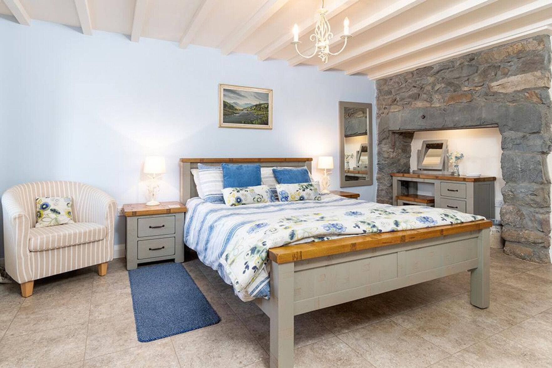 3 slaapkamers, een strijkplank/strijkijzer, gratis wifi, beddengoed