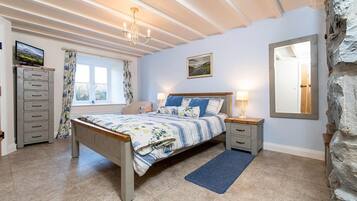 3 bedrooms, iron/ironing board, free WiFi, bed sheets