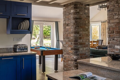 Ty r Efail - Three Bedroom Cottage, Sleeps 8