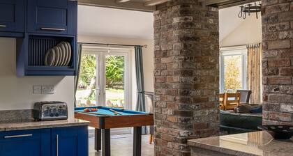 Ty r Efail - Three Bedroom Cottage, Sleeps 8