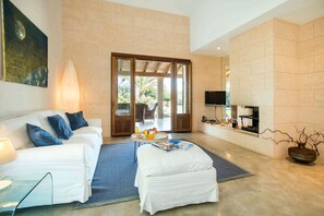 Televisio, DVD-soitin, pöytätennispöytä