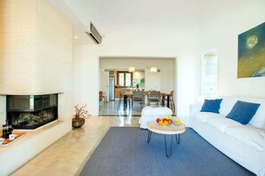 Televisio, DVD-soitin, pöytätennispöytä