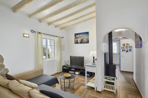 Fernseher, Kamin, DVD-Player