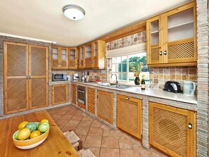 Réfrigérateur, micro-ondes, four, lave-vaisselle