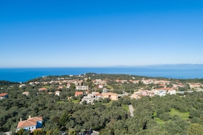 Eine Küstenstadt mit Häusern und freiem Blick auf das Meer.