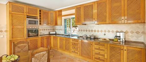 Réfrigérateur, micro-ondes, lave-vaisselle, cafetière/bouilloire