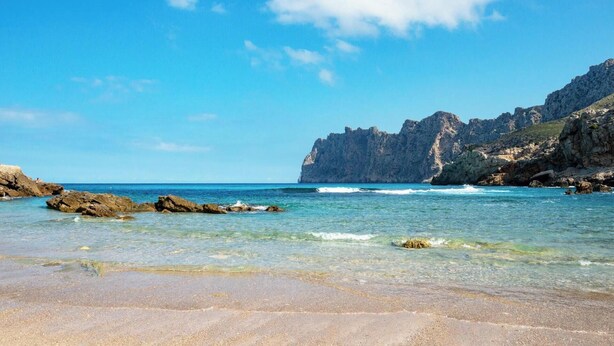 A beach with clear water, rocky outcrops, and a mountainous backdrop. - Ca'n Puput - Two Bedroom Villa, Sleeps 4 (Mallorca)