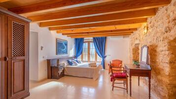 6 bedrooms, iron/ironing board, WiFi, bed sheets