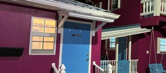 You won’t forget your time in this romantic Tiny House w/ pool. Gated & Keyless!