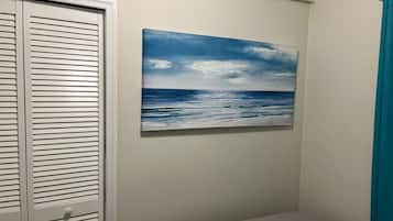 1 quarto, cofres nos quartos, ferros/tábuas de passar roupa