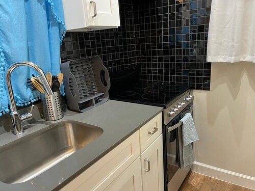 You won’t forget your time in this romantic Tiny House w/ pool. Gated & Keyless!