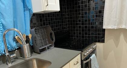 You won’t forget your time in this romantic Tiny House w/ pool. Gated & Keyless!