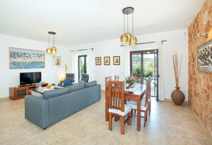 Televisión, chimenea, reproductor de DVD y tenis de mesa 