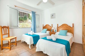 3 habitaciones, tabla de planchar con plancha, wifi y ropa de cama 