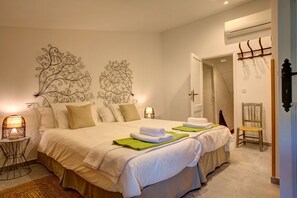 5 bedrooms, iron/ironing board, WiFi, bed sheets - Camp d'Avall - Five Bedroom Villa, Sleeps 10 (Mallorca)