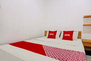 Desk, free WiFi, bed sheets - Capital O 90432 Family Residence Near SCBD, Ciwalk, Mall Casablanca (Jakarta)