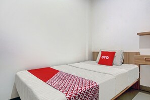 Desk, free WiFi, bed sheets - Capital O 90432 Family Residence Near SCBD, Ciwalk, Mall Casablanca (Jakarta)