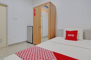 Escritorio, wifi gratis y ropa de cama