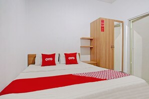 Desk, free WiFi, bed sheets - Capital O 90432 Family Residence Near SCBD, Ciwalk, Mall Casablanca (Jakarta)