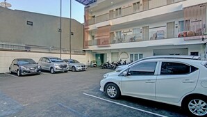 A multi-story parking garage with several cars parked. - Capital O 90432 Family Residence Near SCBD, Ciwalk, Mall Casablanca (Jakarta)