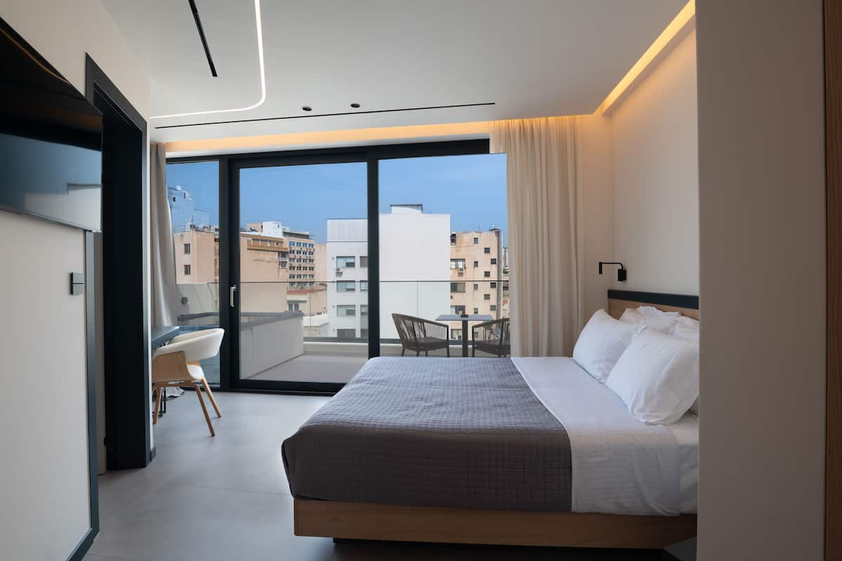 Penthouse Jacuzzi Suite | Hypo-allergenic bedding, minibar, individually decorated
