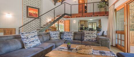 ファミリー シャレー | リビング エリア | 40 インチのスマートテレビ (衛星放送視聴可)、テレビ