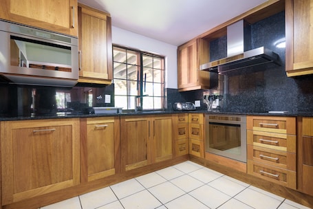Family Chalet | Private kitchen | Full-size fridge, microwave, oven, dishwasher