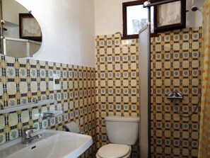 Serviettes fournies, papier toilette