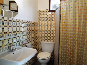 Serviettes fournies, papier toilette