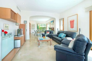 Tv, dvd-afspiller, bordtennisbord